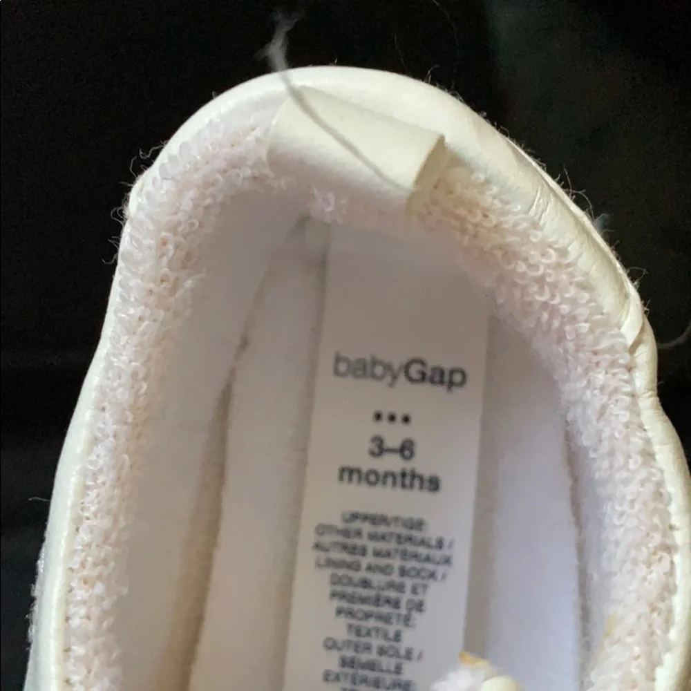 NWOT baby GAP white shoes, sz 3-6 months